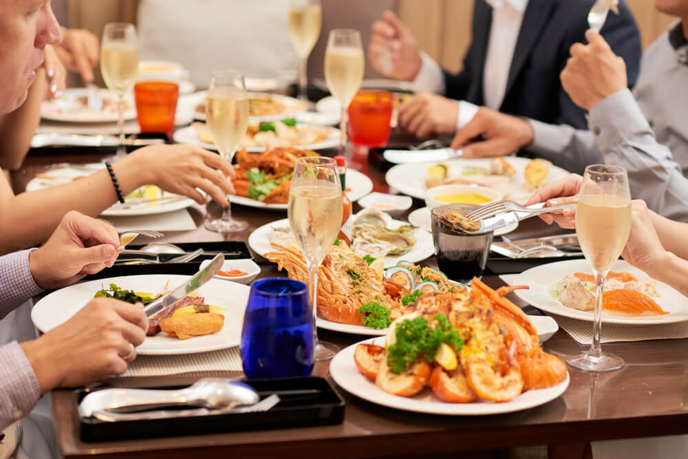People dining at one of the best seafood restaurants in Gulfport.
